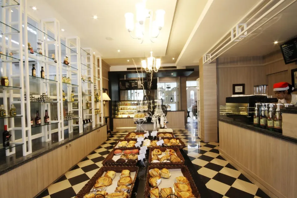 มุมร้านอาหารและพื้นที่นั่งทานของ Kameo Grand Rayong บรรยากาศอบอุ่น