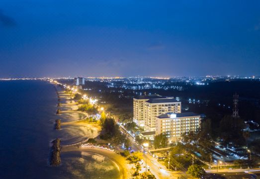 สระว่ายน้ำกลางแจ้งของ Kantary Bay Rayong พร้อมจากุซซี่และเก้าอี้อาบแดด