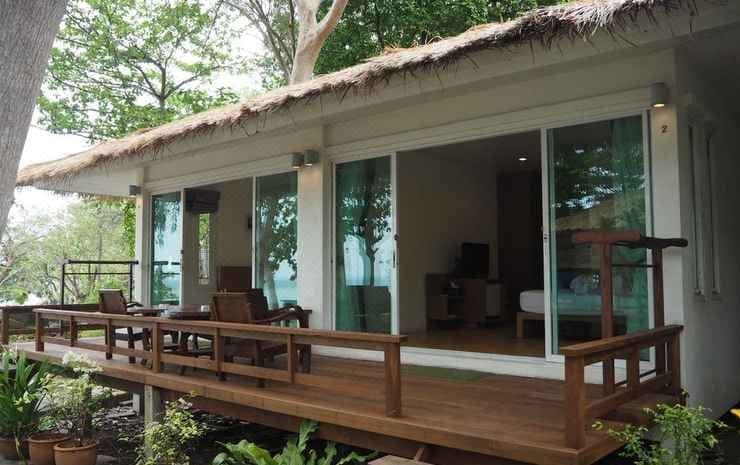 ห้องพักภายใน Larissa Samed Resort ตกแต่งเรียบง่ายโทนอบอุ่นพร้อมเฉลียงนั่งเล่นส่วนตัว