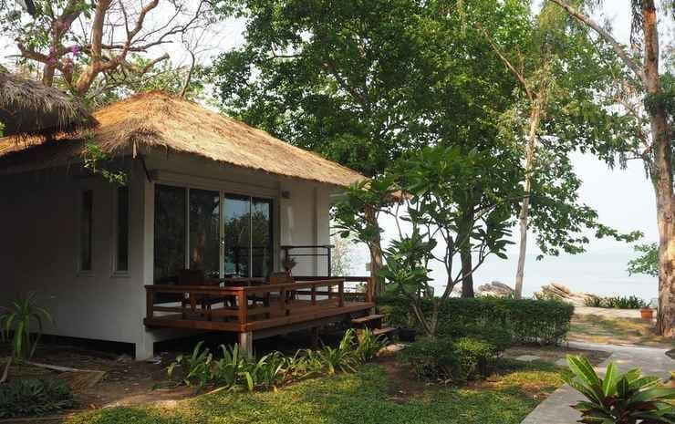 บรรยากาศหาดส่วนตัวและพื้นที่สวนริมทะเลของ Larissa Samed Resort ฝั่งตะวันออกเกาะเสม็ด