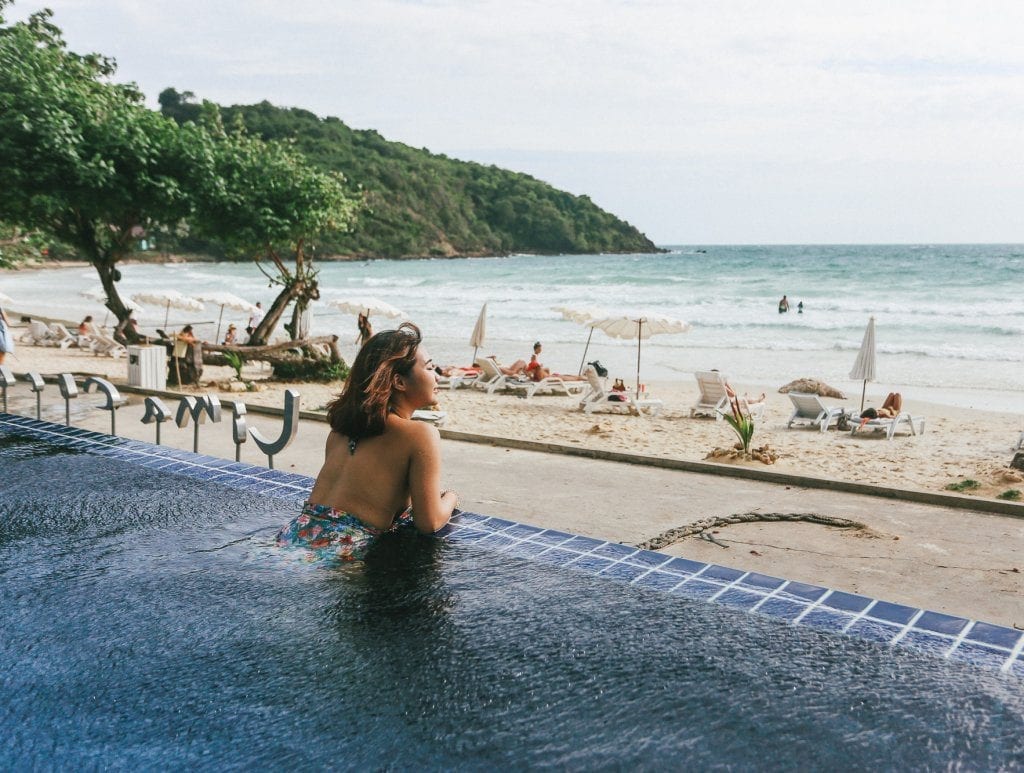สระว่ายน้ำริมหาดของ Lima Coco Resort มองออกไปเห็นทะเลอ่าวพร้าวสีฟ้าใส