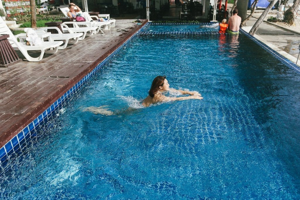 หาดอ่าวพร้าวหน้ารีสอร์ต ทรายขาวละเอียดและน้ำทะเลใส มีเตียงผ้าใบริมหาด