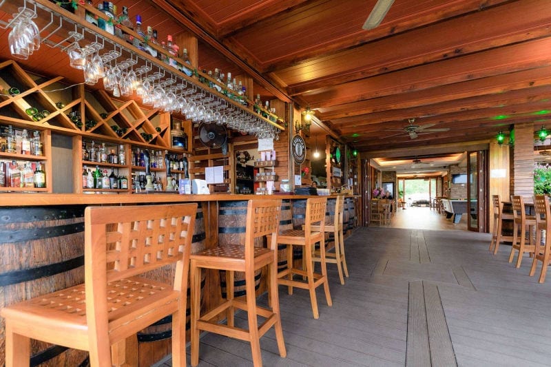 สระว่ายน้ำกลางแจ้งและพื้นที่นั่งเล่นริมสระของ The Lord Nelson Hotel มองออกไปเห็นทะเล