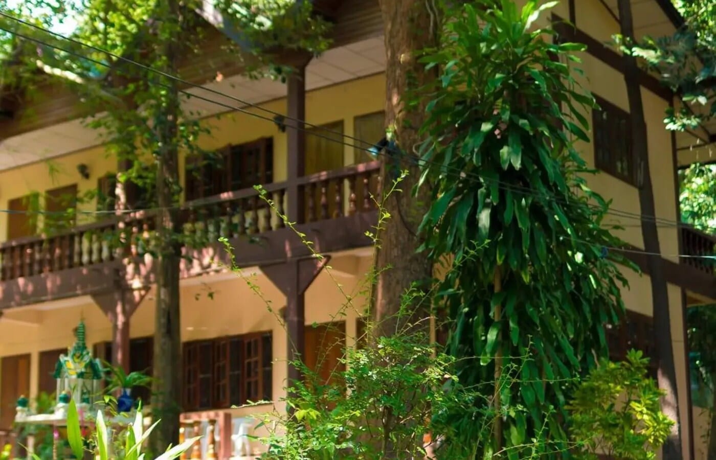 มุมสวนและเทอเรซของ The Lost Resort Koh Samet ร่มรื่นด้วยต้นไม้เขตร้อน