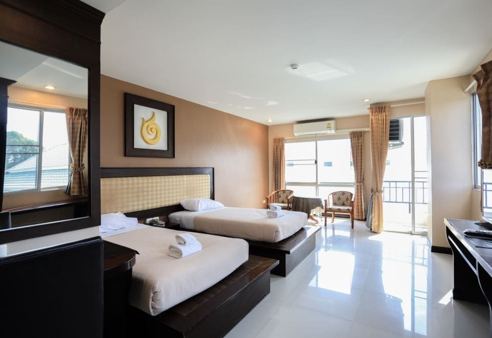อาคารและสวนริมแม่น้ำของ Madina Hotel Rayong ในย่านเมืองเก่าระยอง