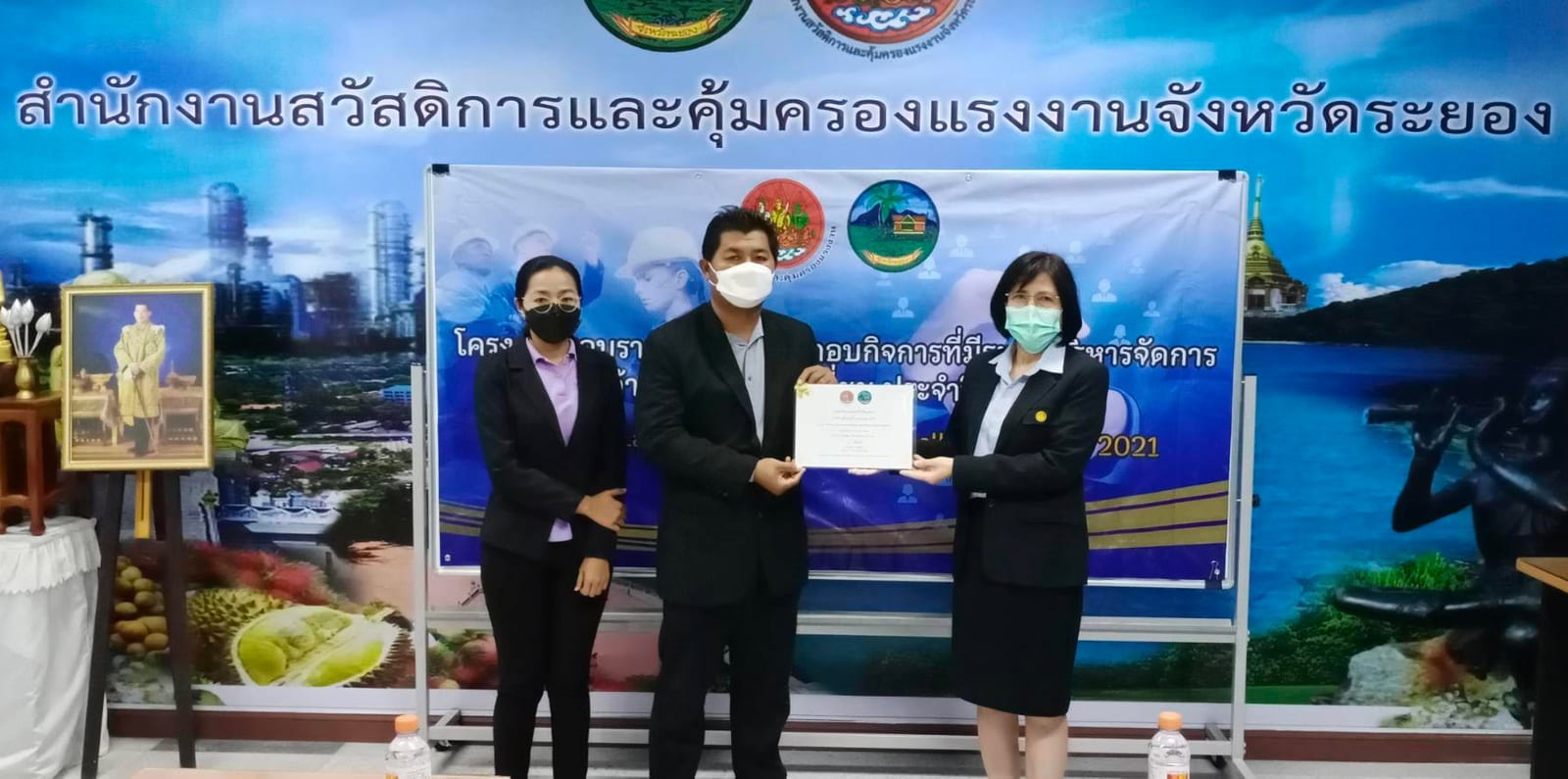 บรรยากาศรีสอร์ต Mae Pim Resort Hotel ริมหาดแม่พิมพ์พร้อมสวนเขียวร่มรื่นและอาคารพักริมทะเล