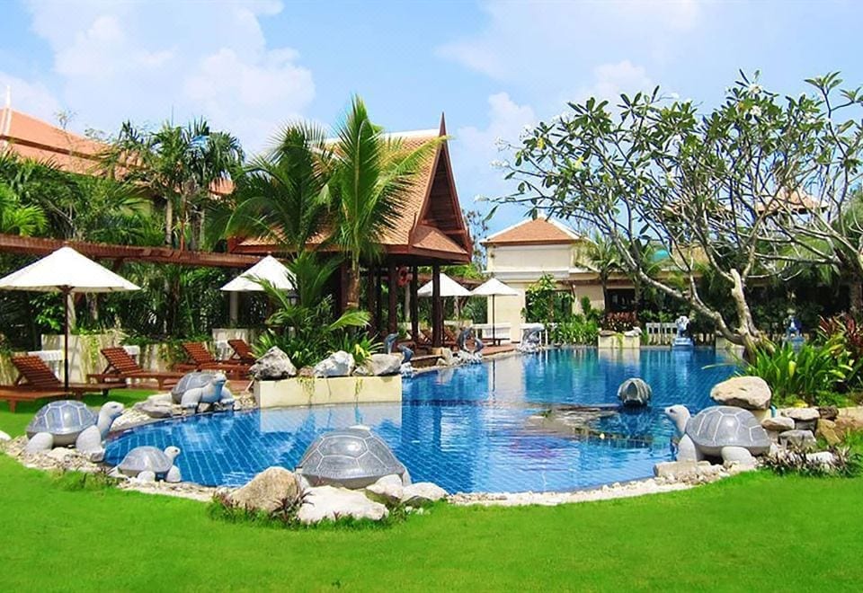 มุมห้องพักและพื้นที่ส่วนกลางของ Mae Pim Resort Hotel ใกล้ชายหาดแม่พิมพ์