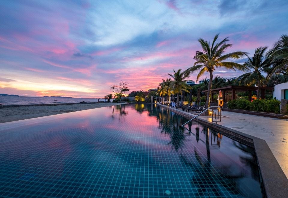 สระว่ายน้ำกลางแจ้งของ Rayong Marriott Resort & Spa ริมหาดวังแก้ว มองออกไปเห็นทะเลอ่าวไทย