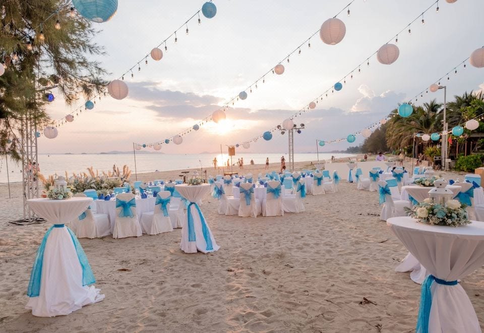 หาดวังแก้วหน้ารีสอร์ต ทรายยาวเงียบสงบ มีเตียงผ้าใบและร่มริมหาด