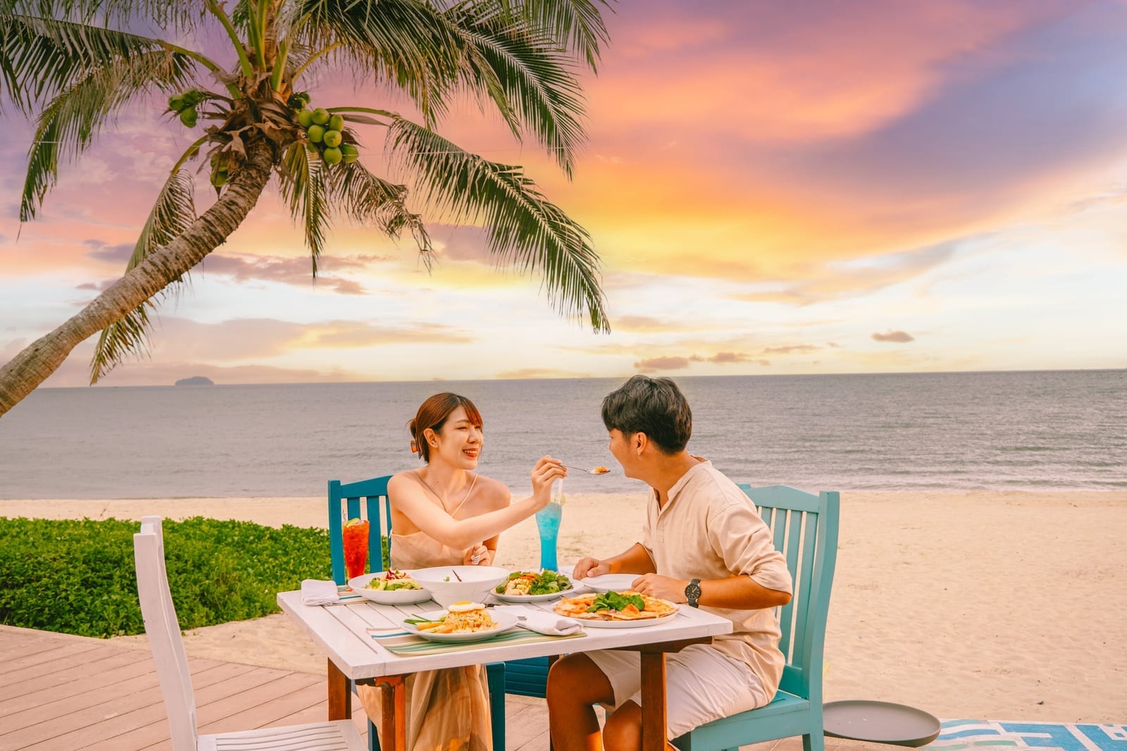 มื้อค่ำริมหาดของ Novotel Rayong Rim Pae Resort บรรยากาศพระอาทิตย์ตกริมทะเล