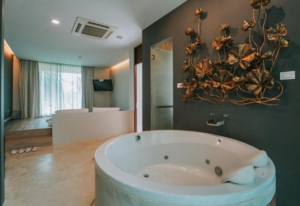 บรรยากาศรีสอร์ตโทนขาวสไตล์บาหลีของ Ohana Resort ระยอง ร่มรื่นด้วยต้นไม้และมุมพักผ่อน