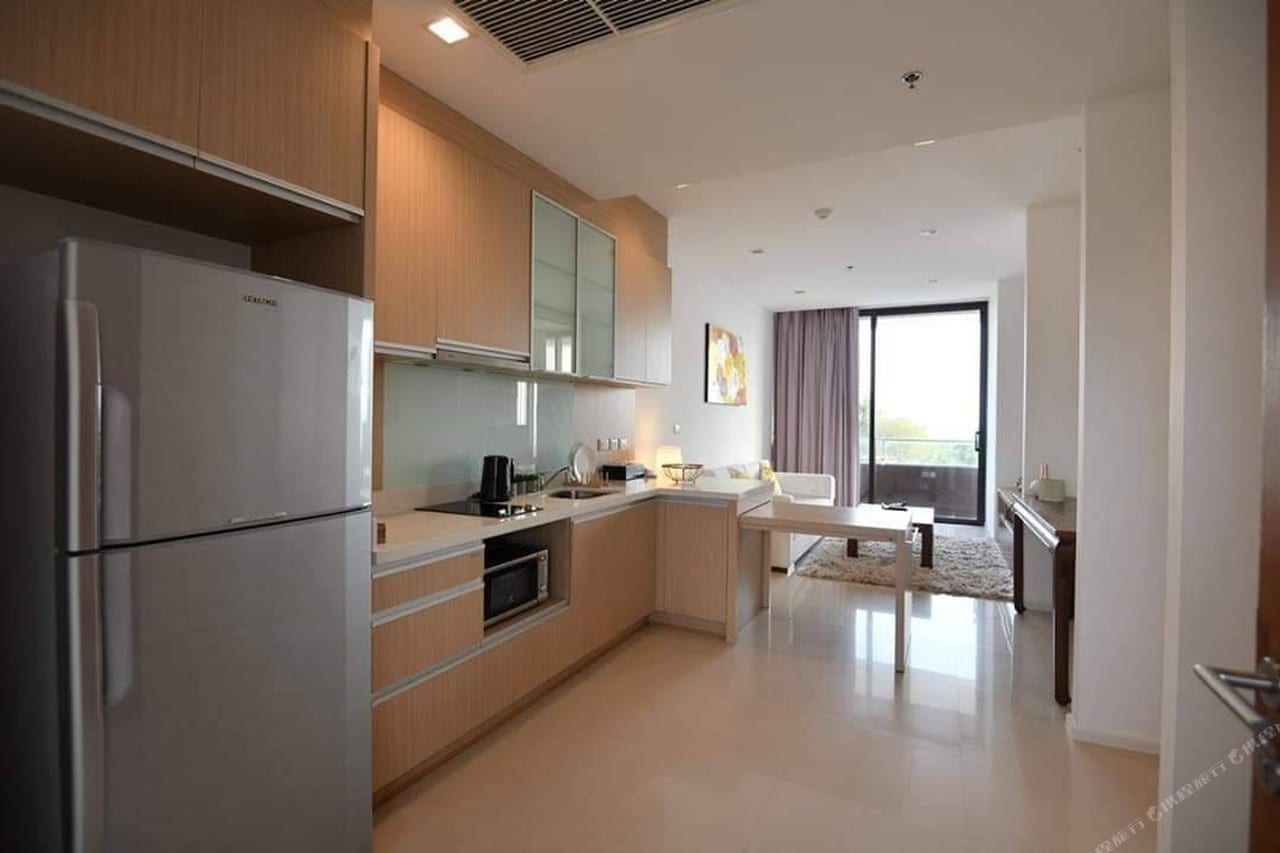 สระว่ายน้ำกลางแจ้งริมทะเลของ The Oriental Beach Resort กับวิวอ่าวจักรพงษ์