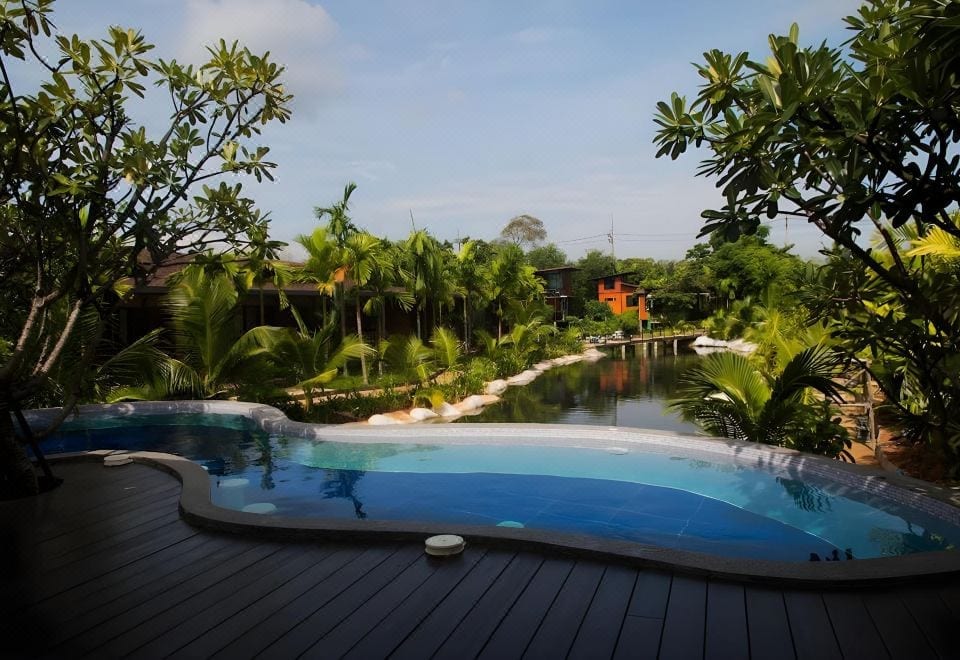 ห้องพักสไตล์ลอฟท์ของ Panwana Resort ผนังปูนเปลือยโทนเทาผสมเฟอร์นิเจอร์ไม้อุ่น