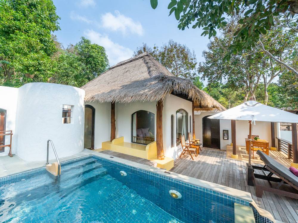 พูลวิลล่าริมหาดของ Paradee Resort มองออกไปเห็นทรายขาวและทะเลอ่าวกิ่ว