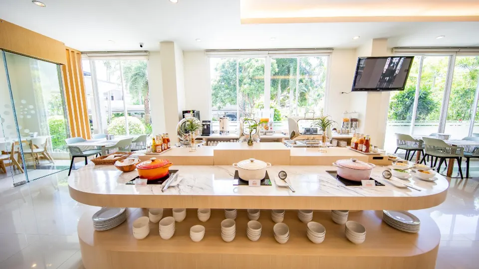 ห้องอาหารและคอฟฟี่ช็อปของ Phavina Serviced Residence ที่เสิร์ฟอาหารเช้าได้รับคำชม