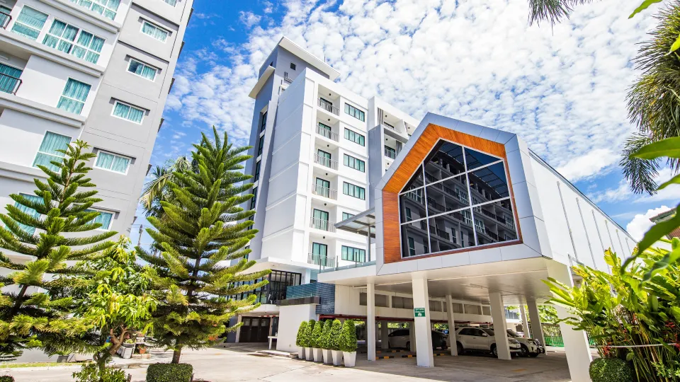 ห้องพักสไตล์สตูดิโอกว้างของ Phavina Serviced Residence Rayong พร้อมมุมครัวและมุมนั่งเล่น
