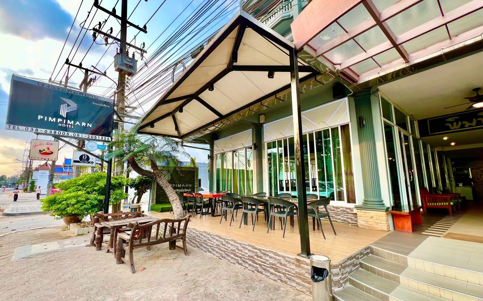 ห้องพักสไตล์ลอฟต์ของ Pimpimarn Beach Hotel แหลมแม่พิมพ์ ตกแต่งโทนเรียบง่าย