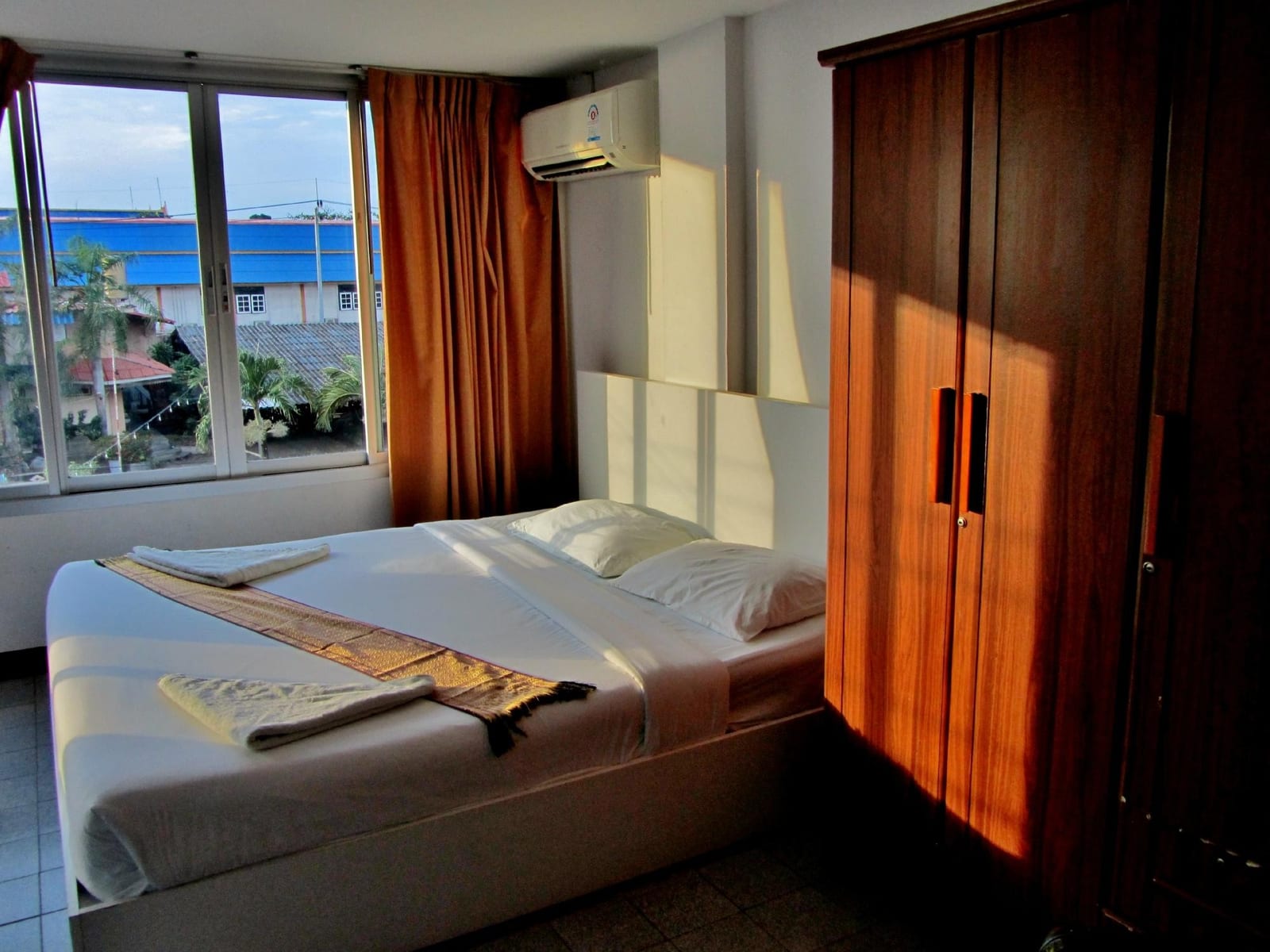 มุมระเบียงและวิวทะเลจากห้องชั้นบนของ Pimpimarn Beach Hotel ริมหาดแหลมแม่พิมพ์