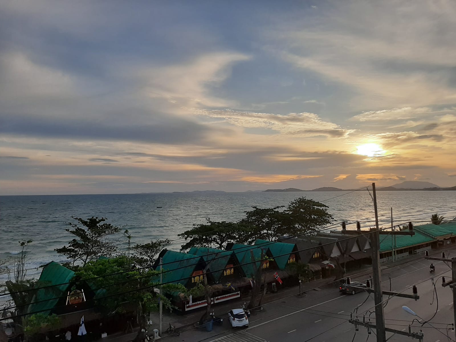 บรรยากาศโดยรอบโรงแรม Pimpimarn Beach Hotel ตรงข้ามชายหาดแหลมแม่พิมพ์ ระยอง