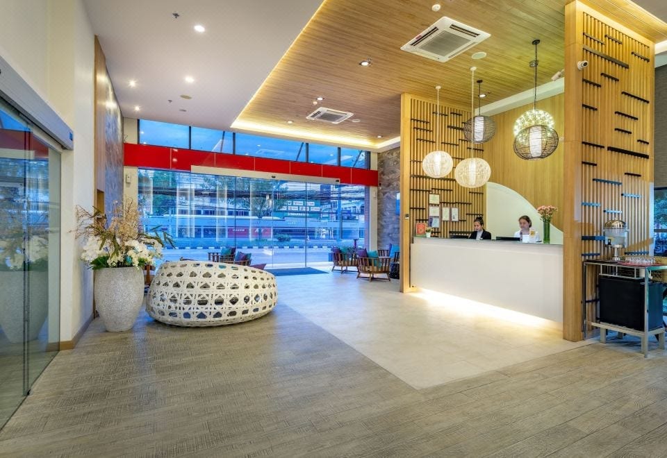 ห้องพักดีไซน์ร่วมสมัยของ PLAAI Prime Rayong พร้อมเตียงใหญ่ ทีวีจอแบน และห้องน้ำกึ่งเปิดมีอ่างอาบน้ำ