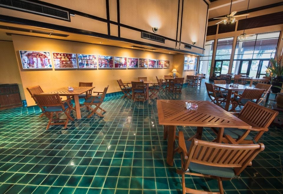 สระว่ายน้ำกลางแจ้งของ Rayong Resort Hotel ริมทะเลมองออกไปเห็นอ่าวบ้านเพและเกาะใกล้เคียง