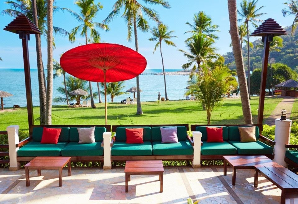 หาดทรายส่วนตัวและสะพานปลายื่นลงทะเลของ Rayong Resort Hotel ที่แหลมตาล บ้านเพ