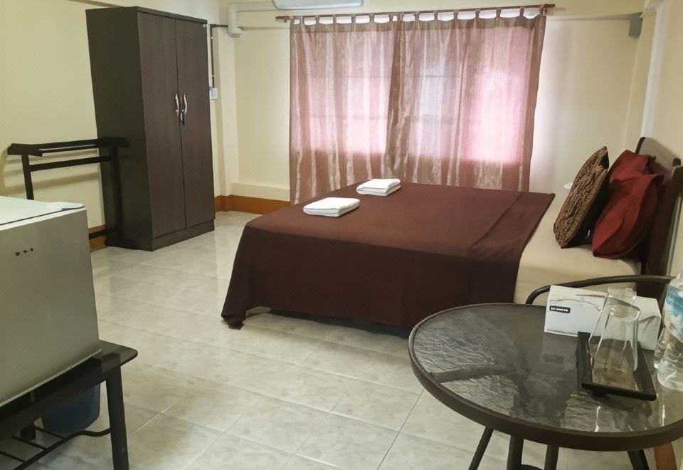ห้องพักของ Relax Inn บ้านเพ ระยอง ตกแต่งเรียบง่ายสะอาดพร้อมแอร์และเครื่องทำน้ำอุ่น