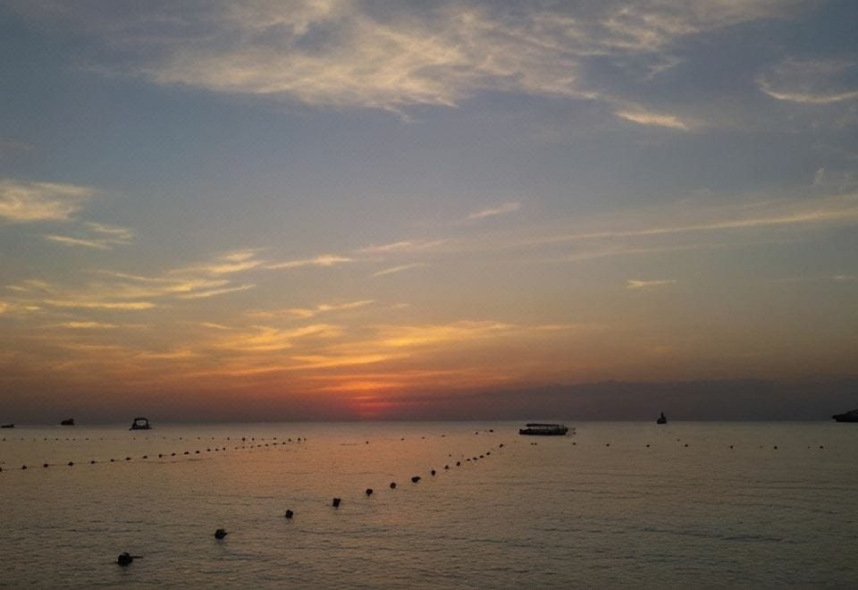 มุมบาร์และร้านอาหารในตัวของ Relax Inn บ้านเพ บรรยากาศสบายมีโต๊ะพูลให้เล่น