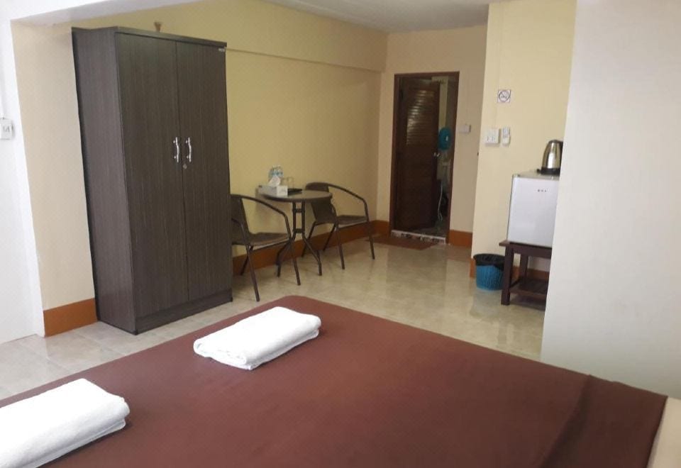 ระเบียงและมุมนั่งเล่นของ Relax Inn บ้านเพ มองออกไปเห็นบรรยากาศย่านท่าเรือ