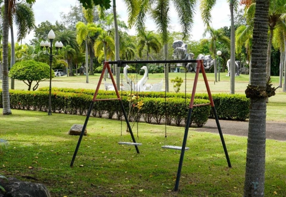บังกะโลห้องพักของ Rockgarden Beach Resort ตกแต่งเรียบง่ายในสวนติดทะเล