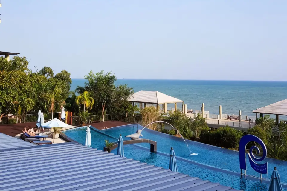 สระว่ายน้ำกลางแจ้งขนาดใหญ่ของ Royal Phala Cliff Beach Resort บนหน้าผามองเห็นอ่าวพลา