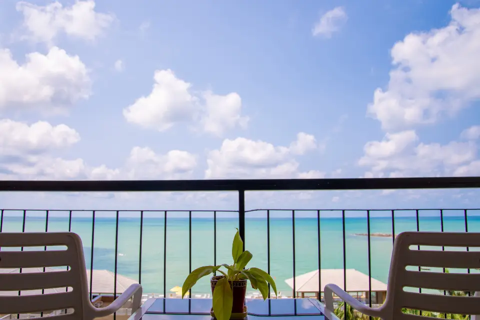 ห้องพักวิวทะเลของ Royal Phala Cliff Beach Resort พร้อมระเบียงส่วนตัวมองอ่าว