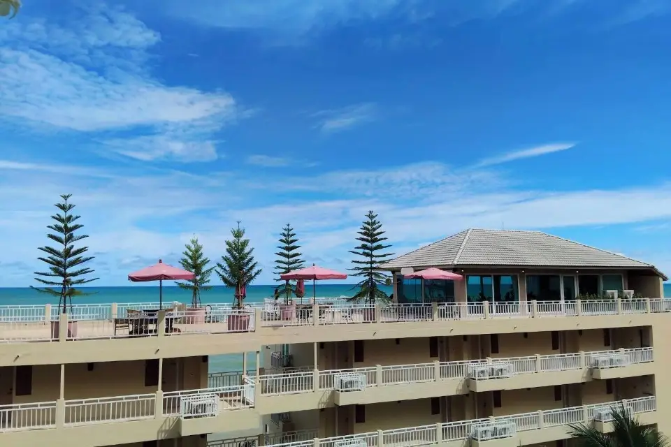 มุมอาคารและพื้นที่ริมทะเลของ Royal Phala Cliff Beach Resort ระยอง