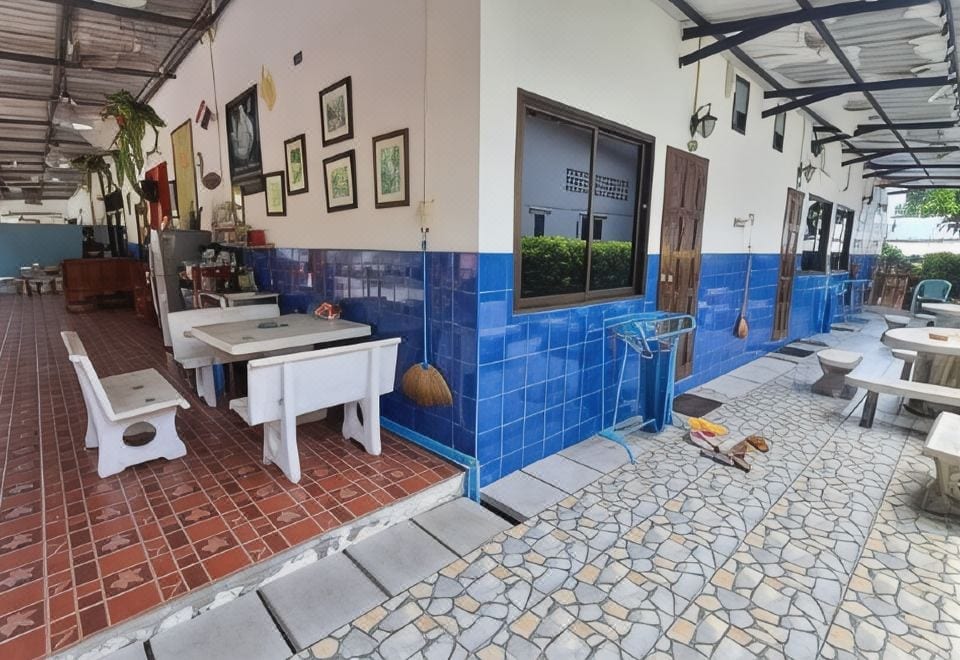 อาคารและมุมส่วนกลางของ Runa Runa The Best Guesthouse ในหมู่บ้านเสม็ด เกาะเสม็ด