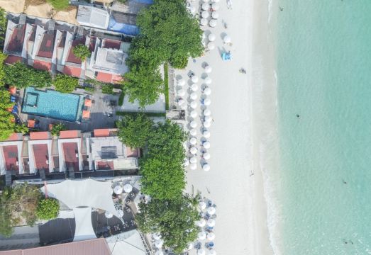 ห้องพักสไตล์วิลล่าของ Sai Kaew Beach Resort ตกแต่งโทนสีฟ้าขาว มีระเบียงส่วนตัว