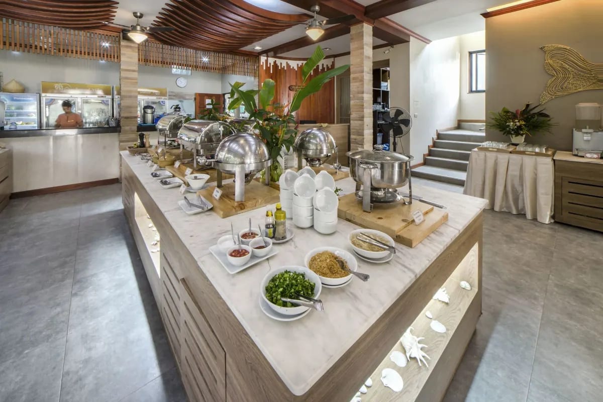 ร้านอาหารและบาร์ริมหาดของ Samed Villa Resort บรรยากาศยามเย็นมองออกไปเห็นทะเลอ่าวไผ่