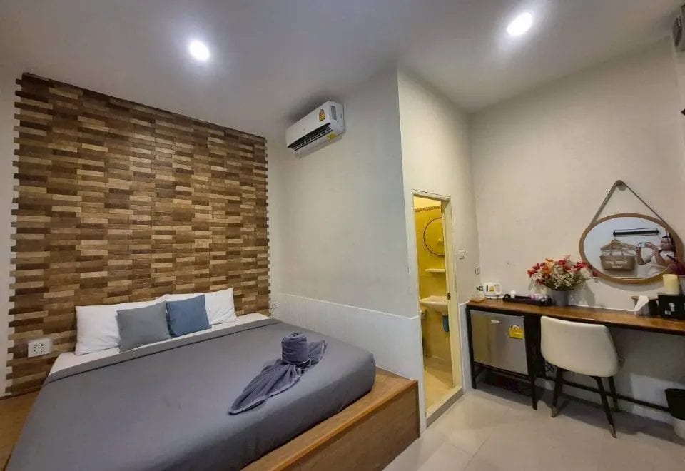 ห้องพักสไตล์ลอฟต์ของ Samed Yours House เตียงใหญ่ ตกแต่งทันสมัยโทนปูนเปลือยผสมไม้