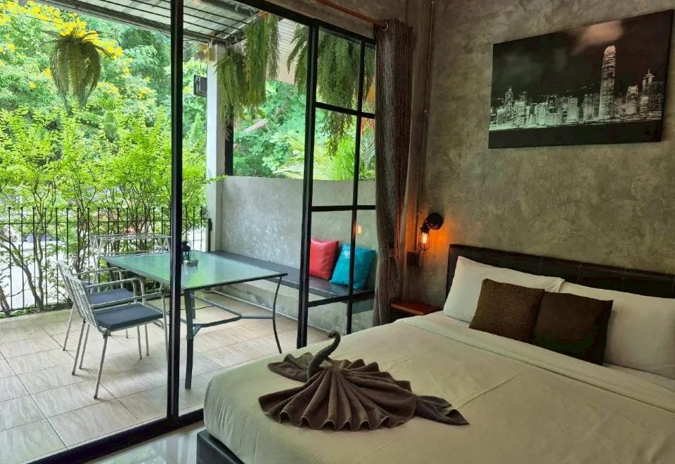 ห้องพักของ Samed Yours House พร้อมทีวีจอใหญ่ ตู้เย็น และห้องน้ำในตัว