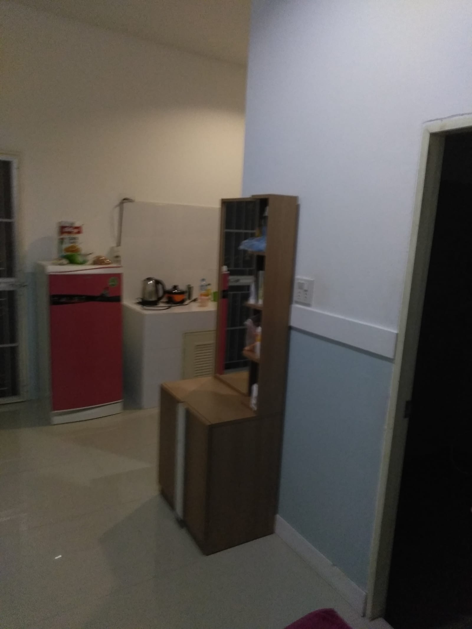 ห้องพักของ Samet 99 ตกแต่งเรียบง่ายสะอาดตา มีแอร์ ทีวีจอแบน และเตียงนอนสบาย