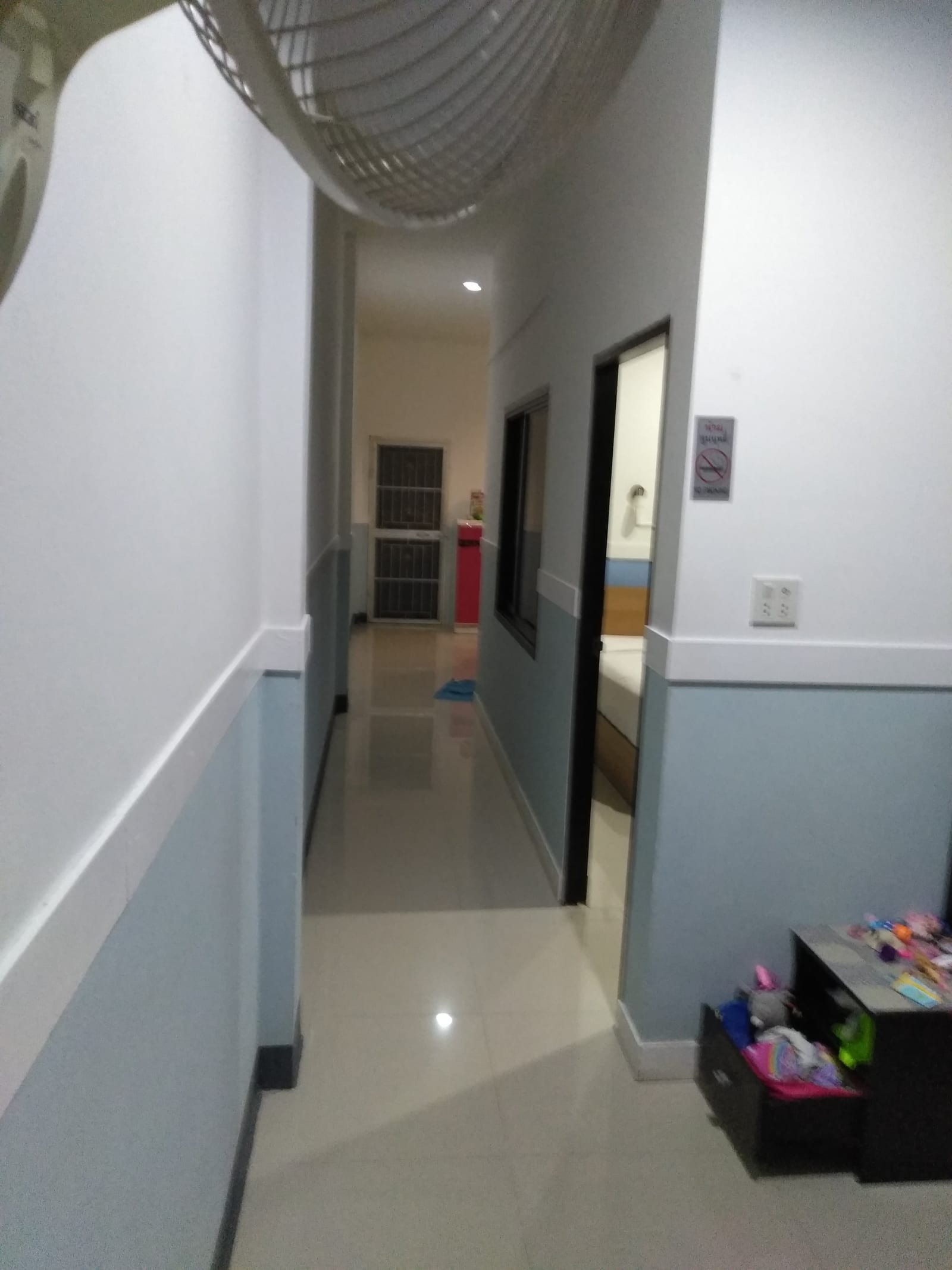 มุมต้อนรับและพื้นที่ส่วนกลางของ Samet 99 กลางตัวเมืองเกาะเสม็ด บรรยากาศเป็นกันเอง