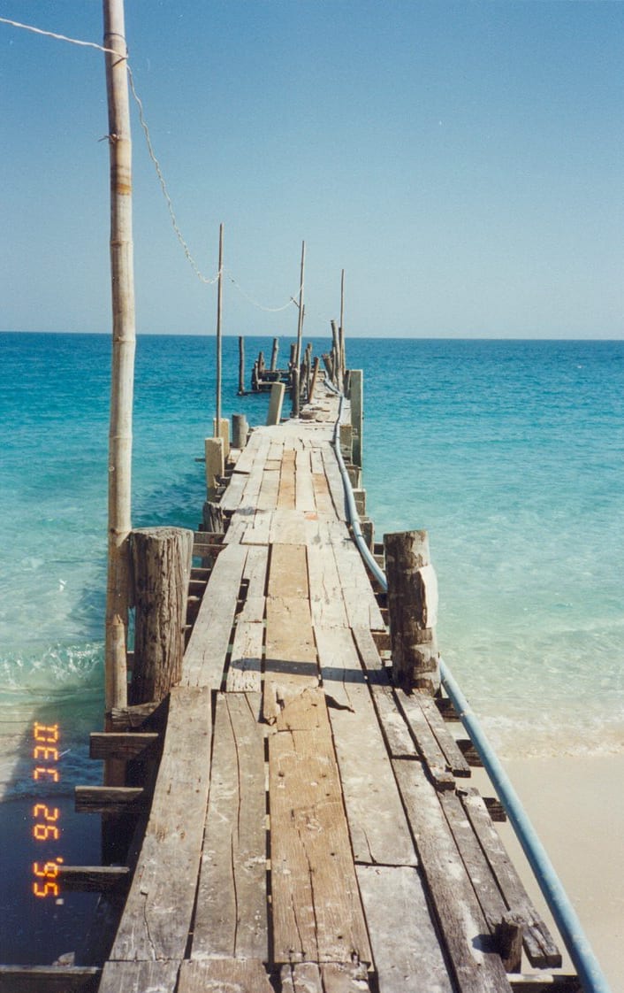 บรรยากาศหาดทรายขาวน้ำใสบนเกาะเสม็ดในโซนเดียวกับที่ตั้งของ Samet Inn ใกล้อ่าวทับทิม