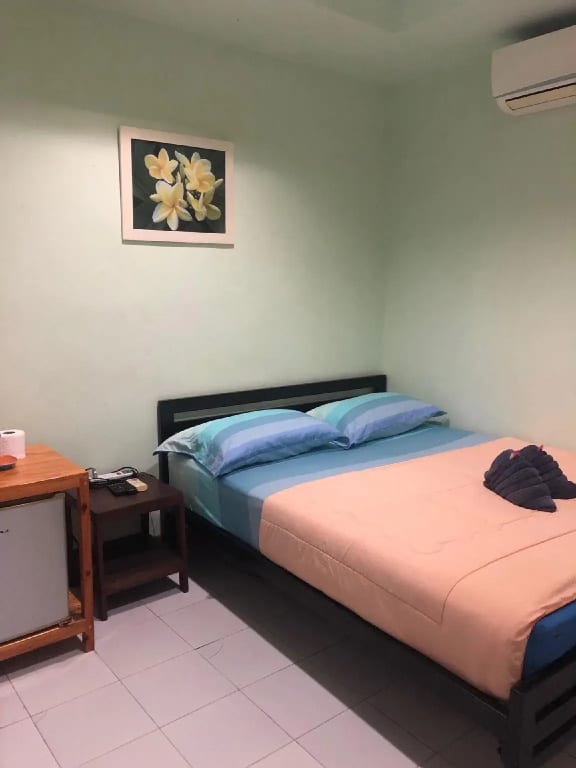 ห้องพักของ Smile Samed House ตกแต่งเรียบง่าย สะอาด มีห้องน้ำในตัวและเครื่องปรับอากาศ