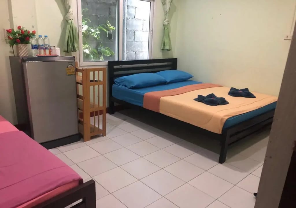 มุมต้อนรับและพื้นที่ส่วนกลางของ Smile Samed House บรรยากาศเป็นกันเองแบบบ้าน