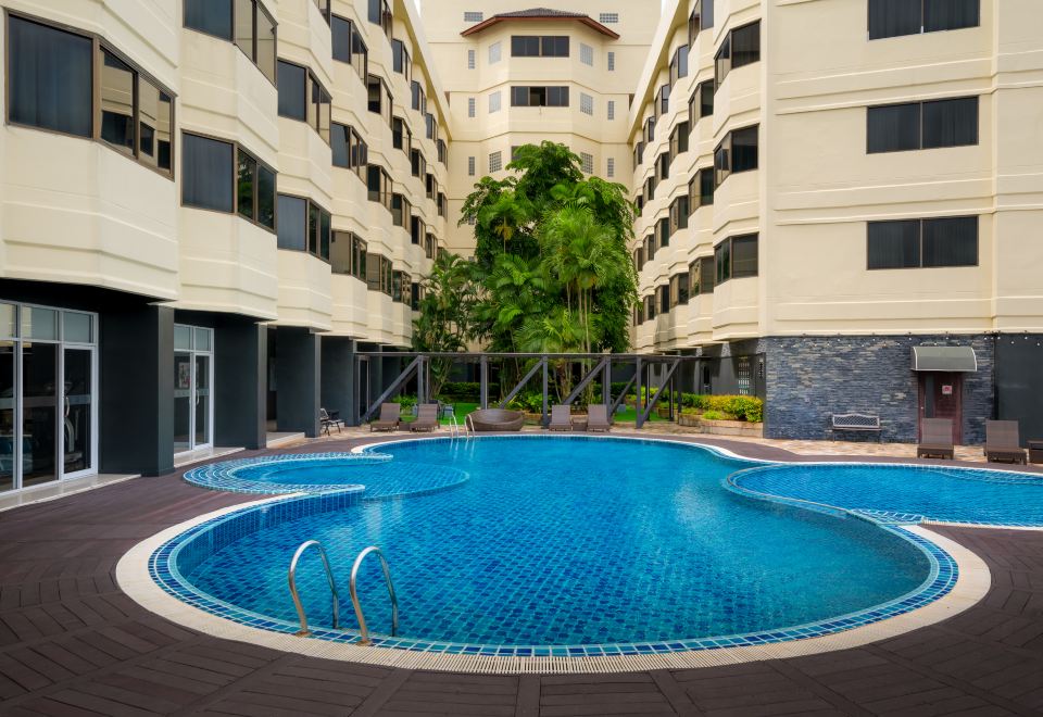 อาคาร Star Convention Hotel ระยองยามค่ำ ติดศูนย์การค้า Star IT Center กลางเมือง