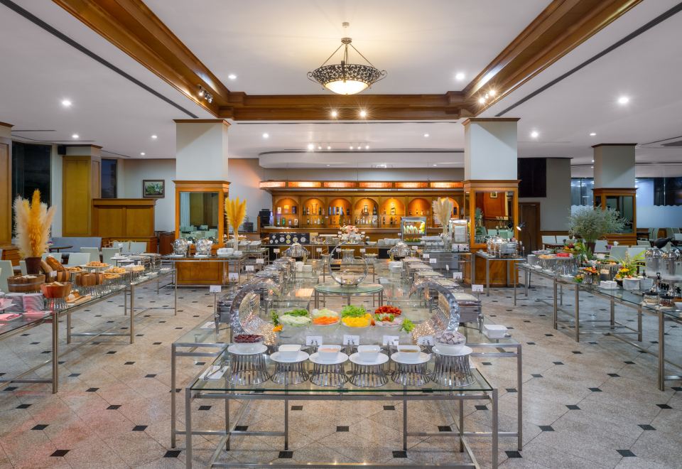 ห้องพักขนาดกว้างของ Star Convention Hotel เตียงใหญ่ ทีวี LCD และมุมนั่งเล่น