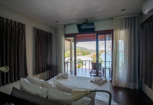 หาดทรายขาวอ่าวทับทิมหน้า Tubtim Resort น้ำทะเลใสและเงียบสงบ
