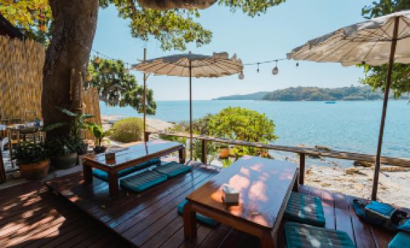 วิวทะเลสีครามจากระเบียงห้องพักของ Vimarn Samed Resort บนหน้าผาเกาะเสม็ด