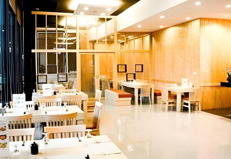 ร้านอาหารและคาเฟ่ The Esse Food & Coffee ภายใน Wisdom Hotel Rayong บรรยากาศโปร่งสบาย