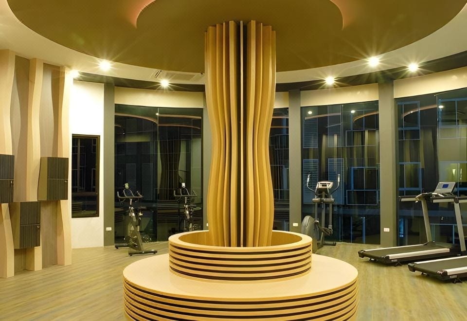 ห้องฟิตเนสของ Wisdom Hotel & Residence ระยอง พร้อมอุปกรณ์ออกกำลังกายทันสมัย