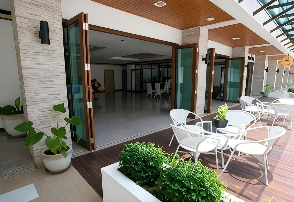 อาคารและล็อบบี้ของ The Capital Hotel ร้อยเอ็ด โรงแรมในตัวเมือง